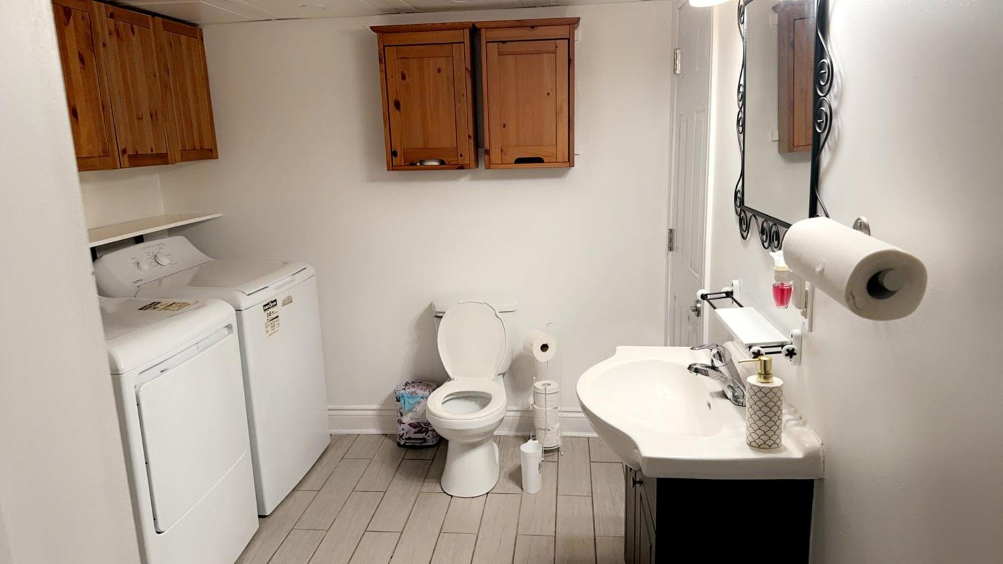 Spacious Basement Appartement *